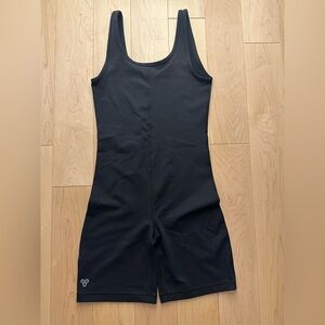 Like-New/BNWOT- Aritzia TnAction TnaLIFE™ Shake-It 7" Black Romper (S)